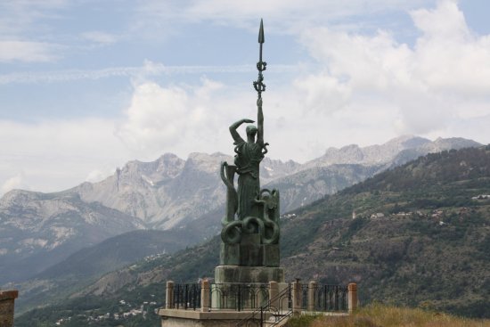 fort du chateau la statue