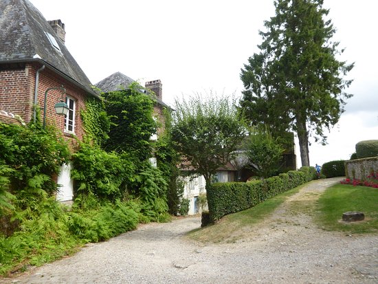 rue menant aux jardins