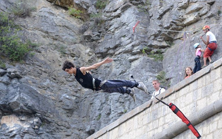 42627 adrenaline bungee 1 2 768x480