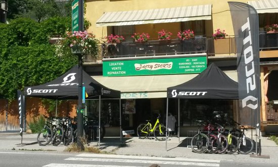 a droite avant le pont