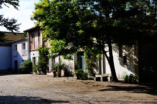 cour principale du mas