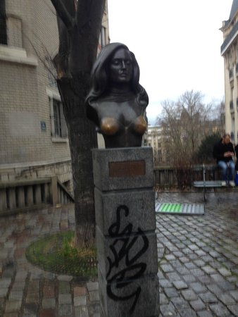 dalida statue