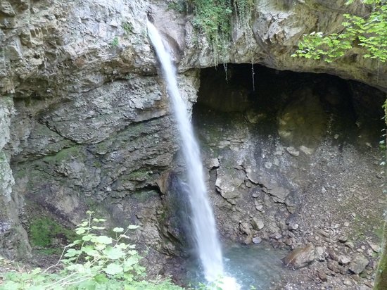 grotte et cascade de