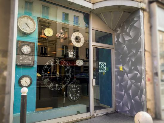 l agence se cache derriere