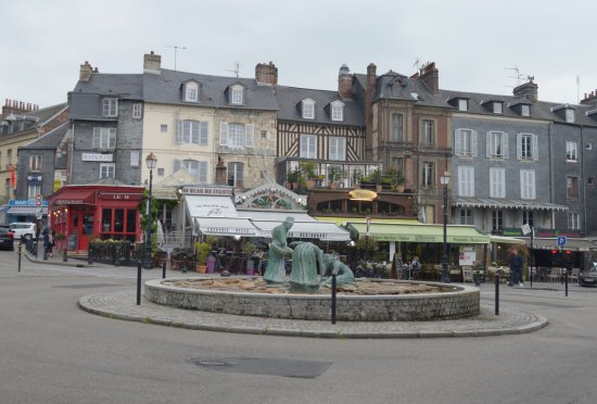 la statua sulla rotonda