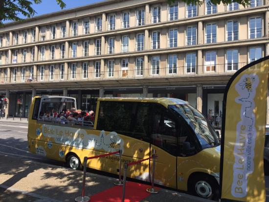 le bus avec un toit cabriolet