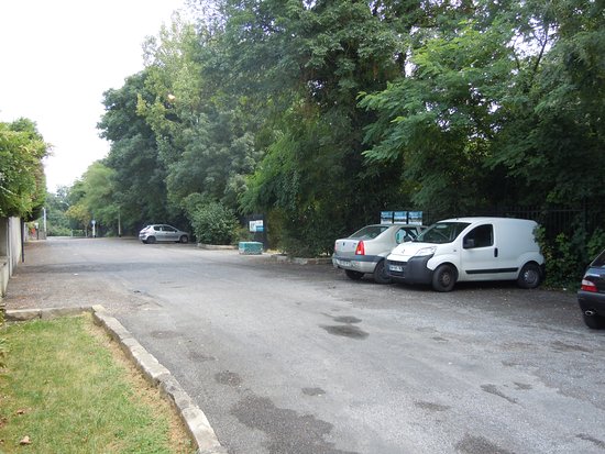 parking a la porte des