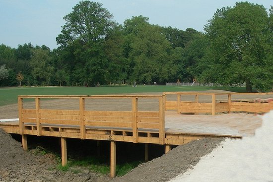 une passerelle au dessus