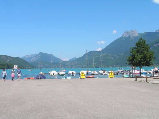 vue sur le port de doussard