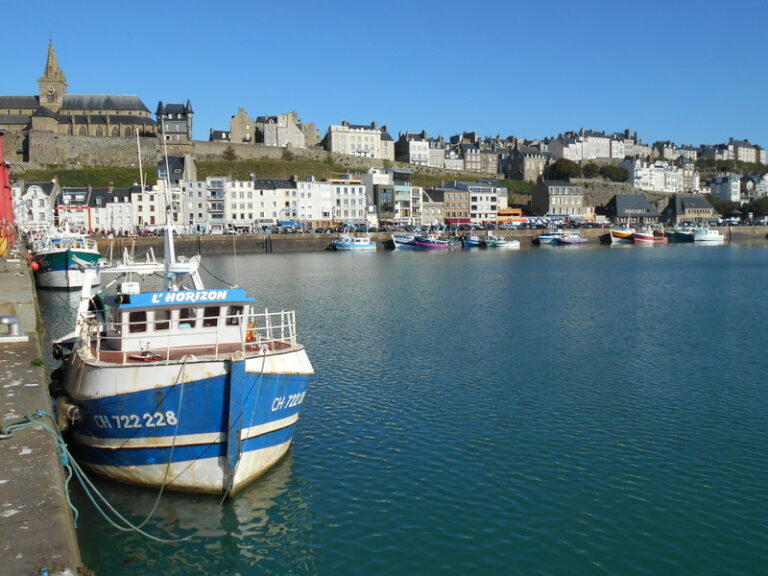 Bassin a flot devant la Haute Ville 768x576
